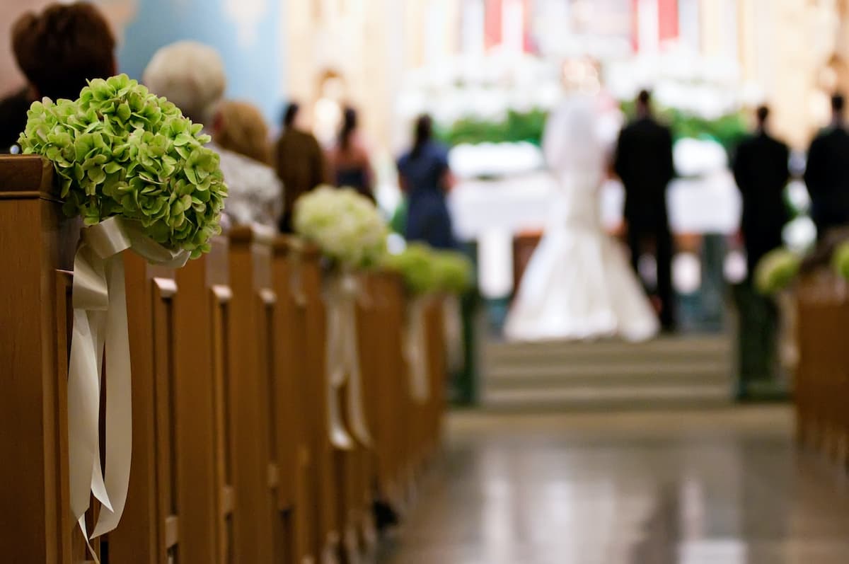 Noivos se casando na igreja