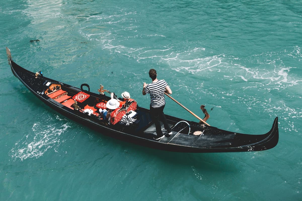Pessoas andando de barco no grande canal durante o dia
