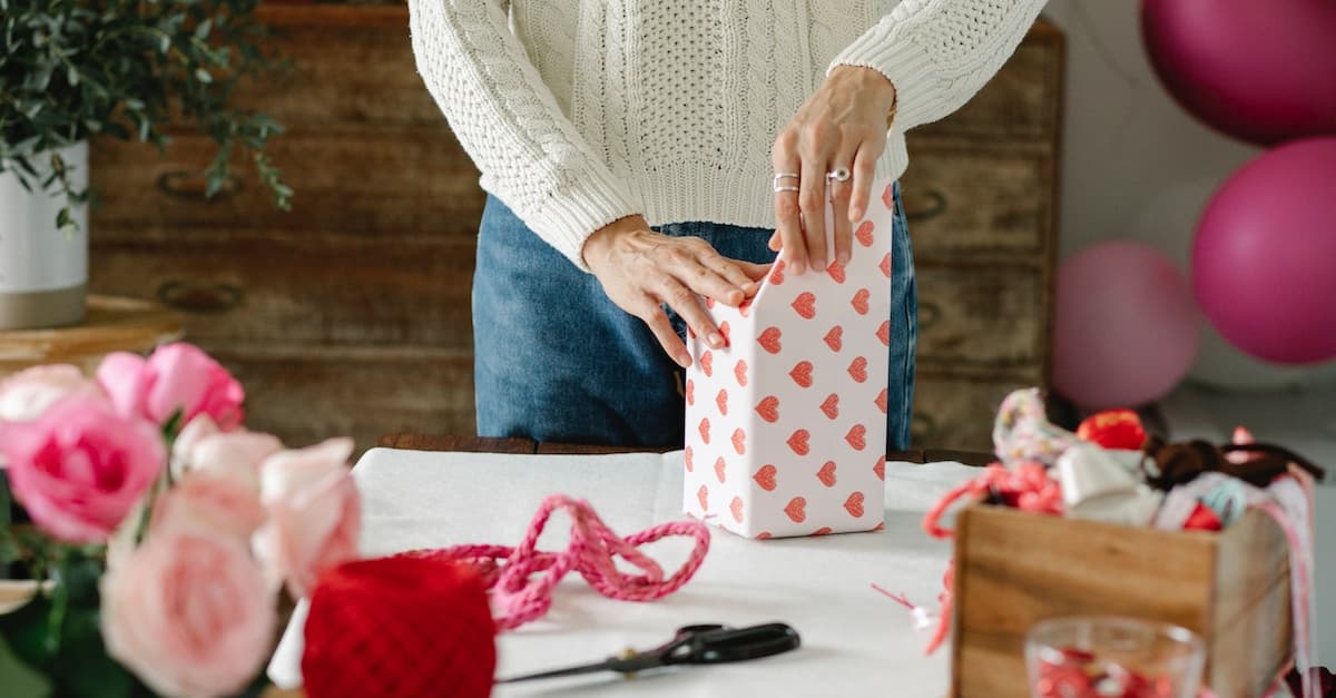 Mulher preparando um presente com corações