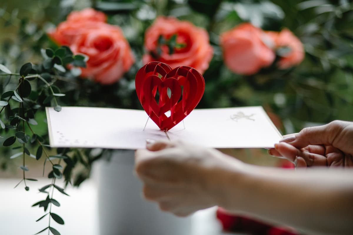 Mulher segurando uma carta com um coração dentro