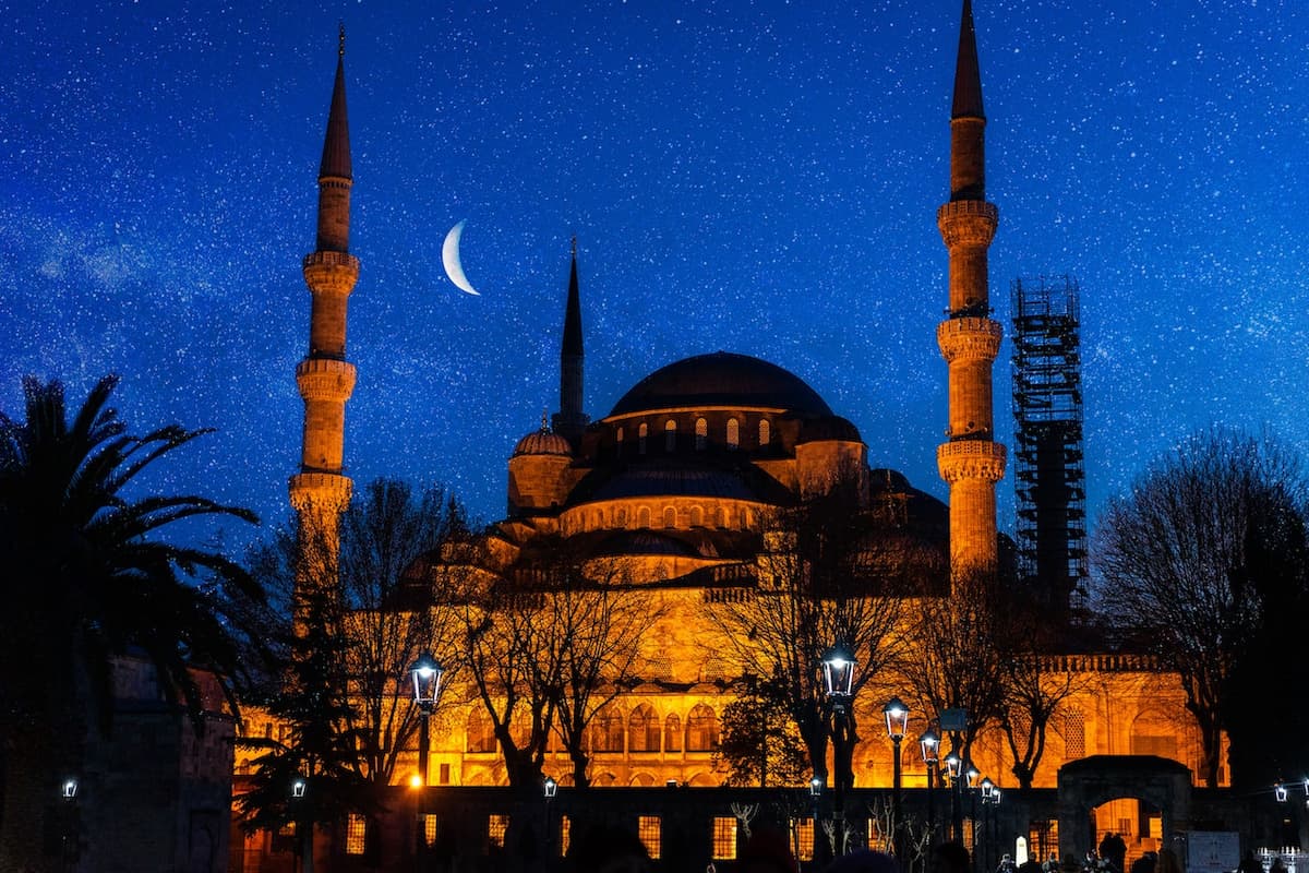 Imagem noturna de um palácio iluminado
