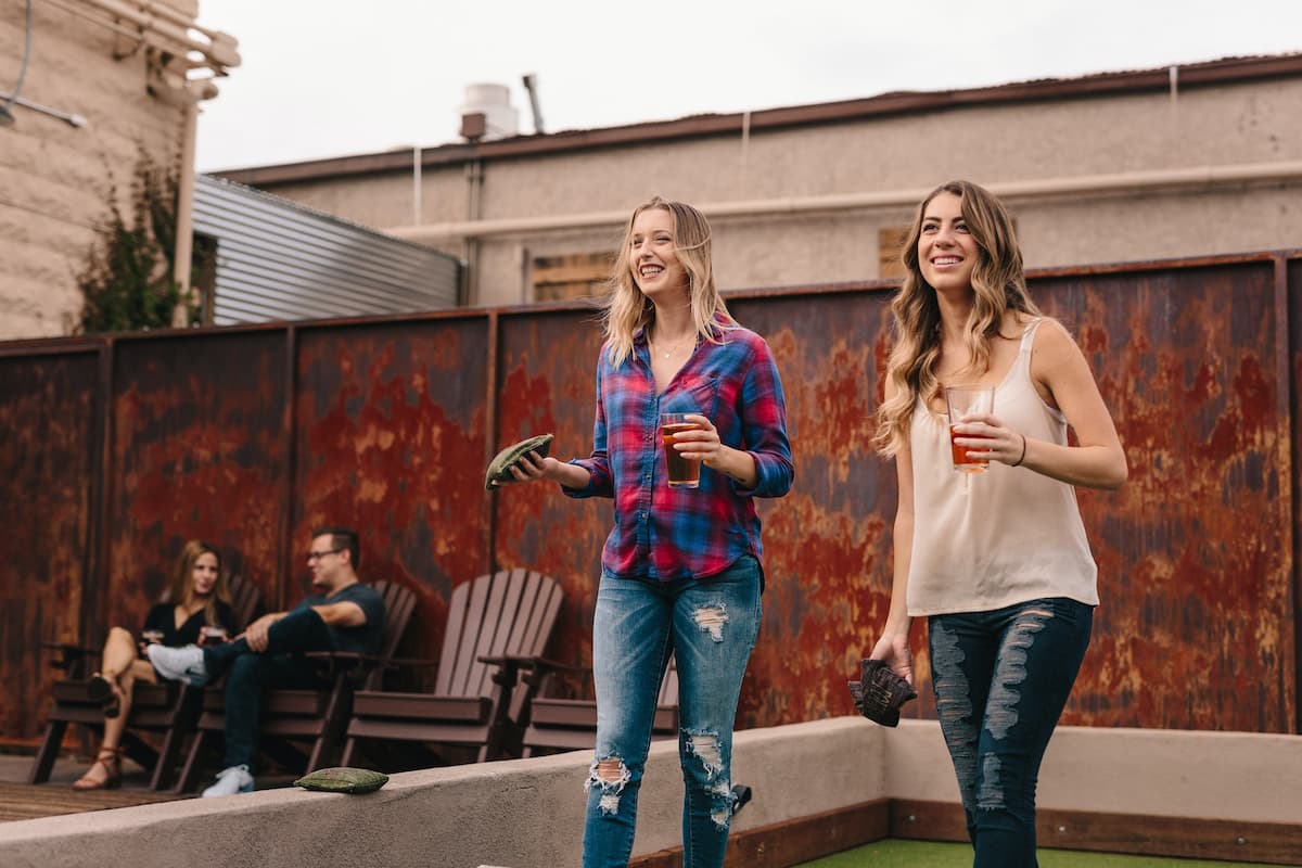 Mulheres jogando um jogo em festa