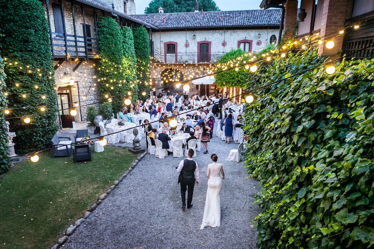 Imagem dos noivos na festa de casamento em um jardim com seus convidados