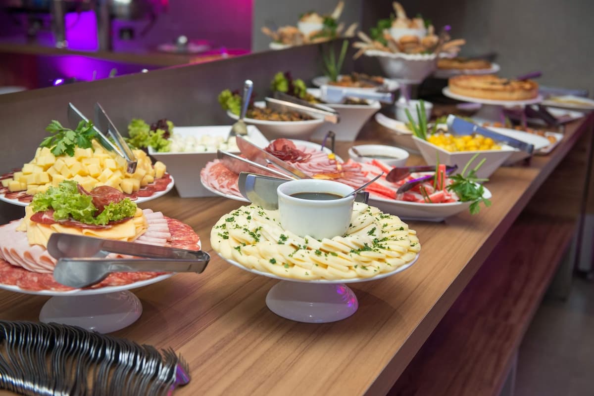 Imagem de um buffet em uma festa