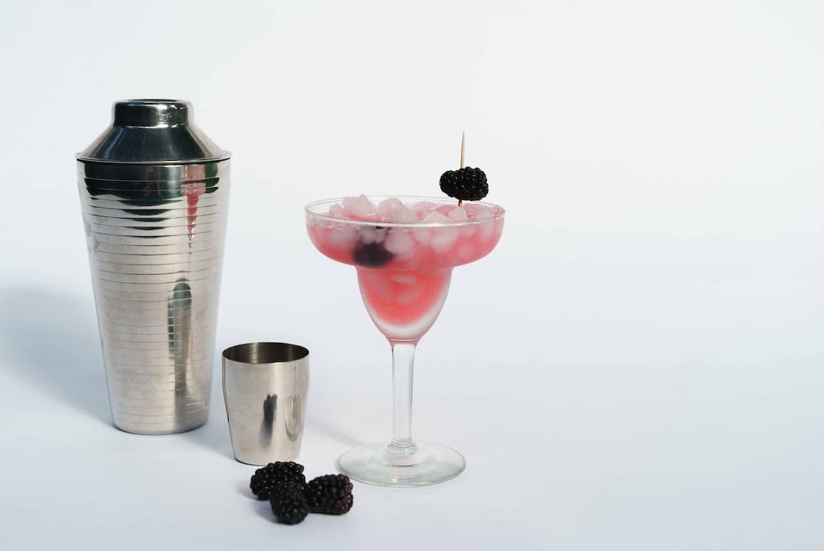 Imagem de drink de amora em taça de vidro