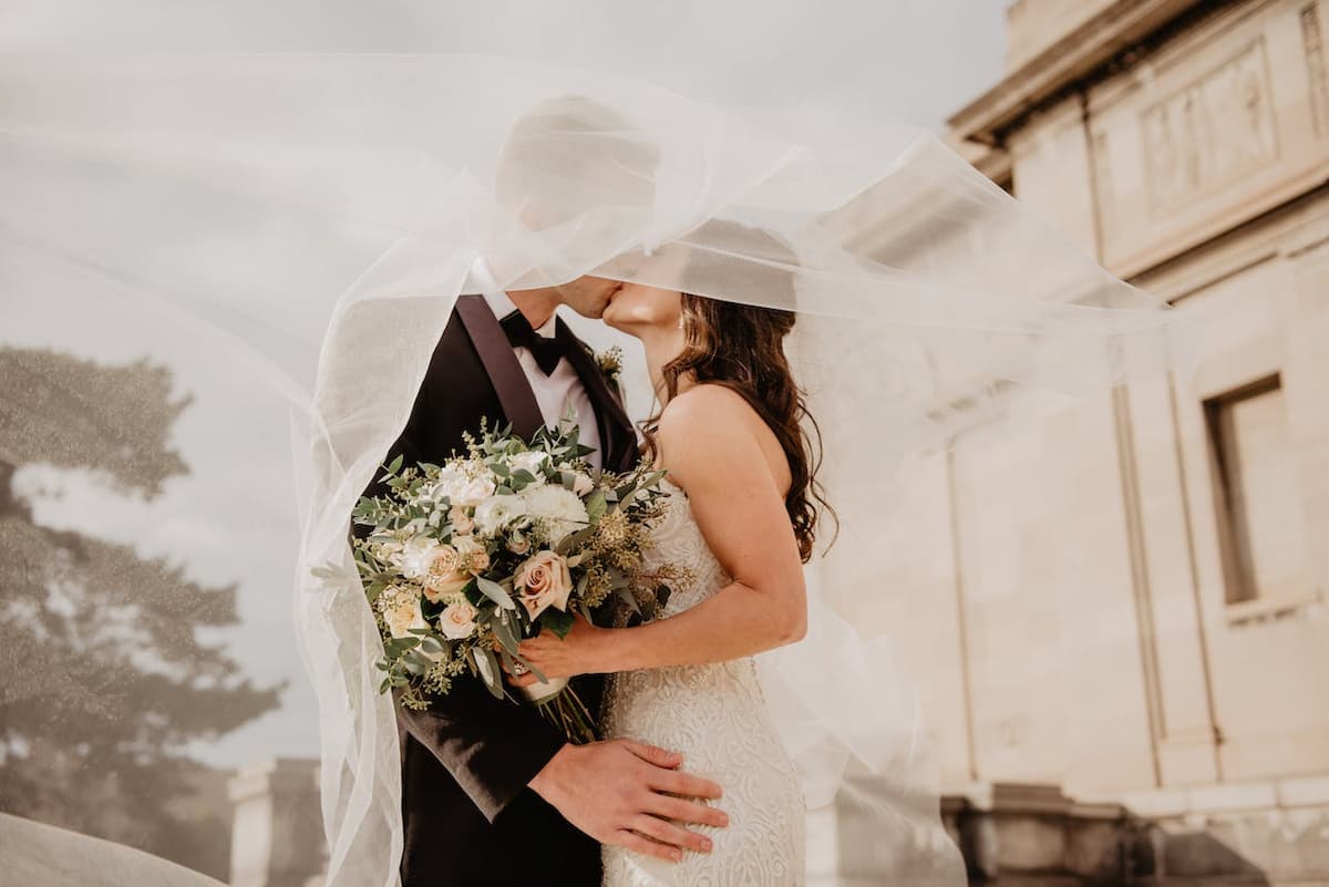 Imagem de um casal se beijando no dia do casamento