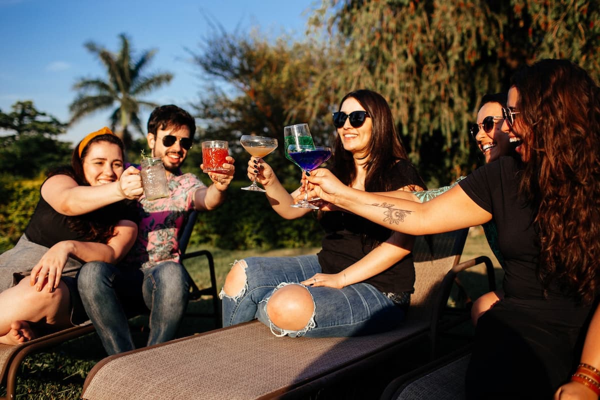 Imagem de amigos bridando em um espaço ao ar livre