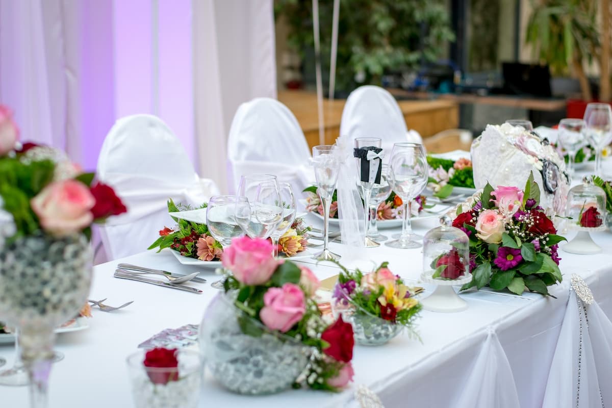 Imagem de um mesa de festa luxuosa em um hotel