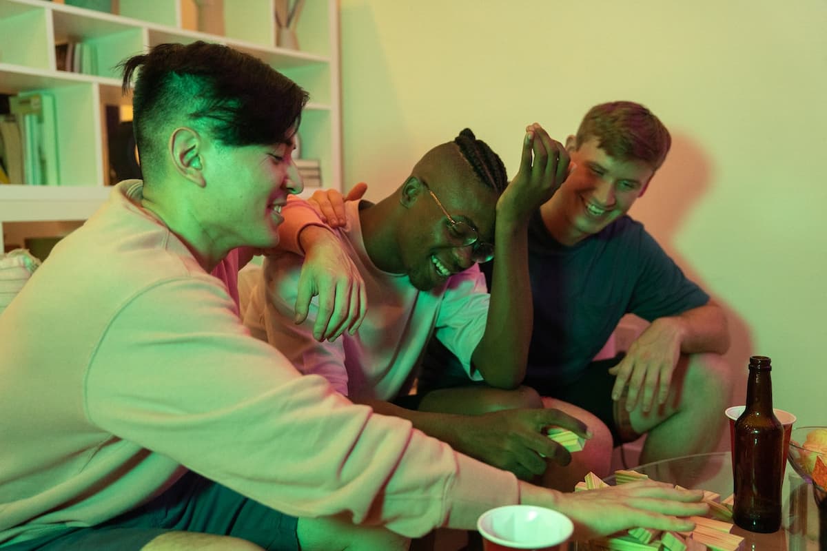 Homens brincando em uma sala