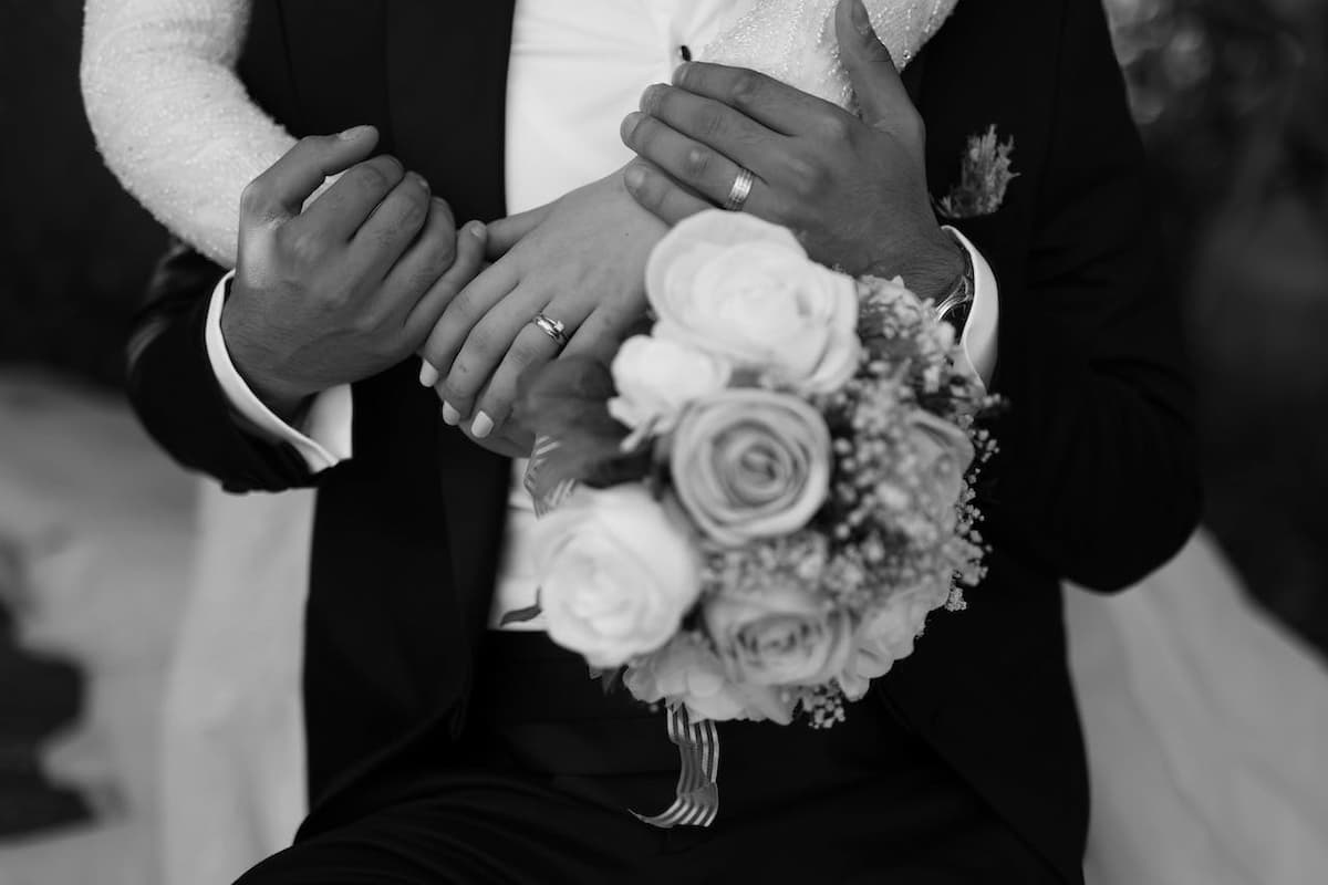 Imagem de duas pessoas se abraçando no dia do casamento
