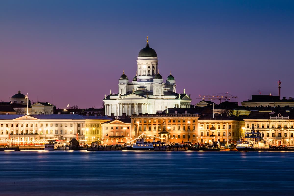 Imagem noturna de um templo em Helsinque