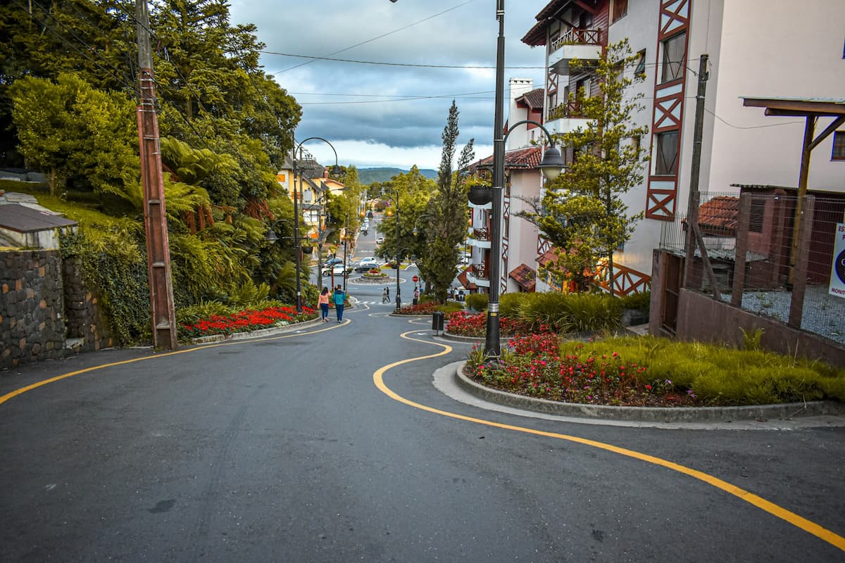 Imagem das ruas com casas antigas em Gramado