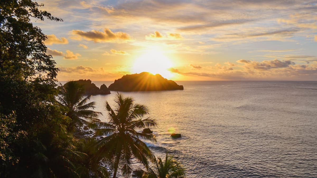 Imagem da praia de Fernando de Noronha