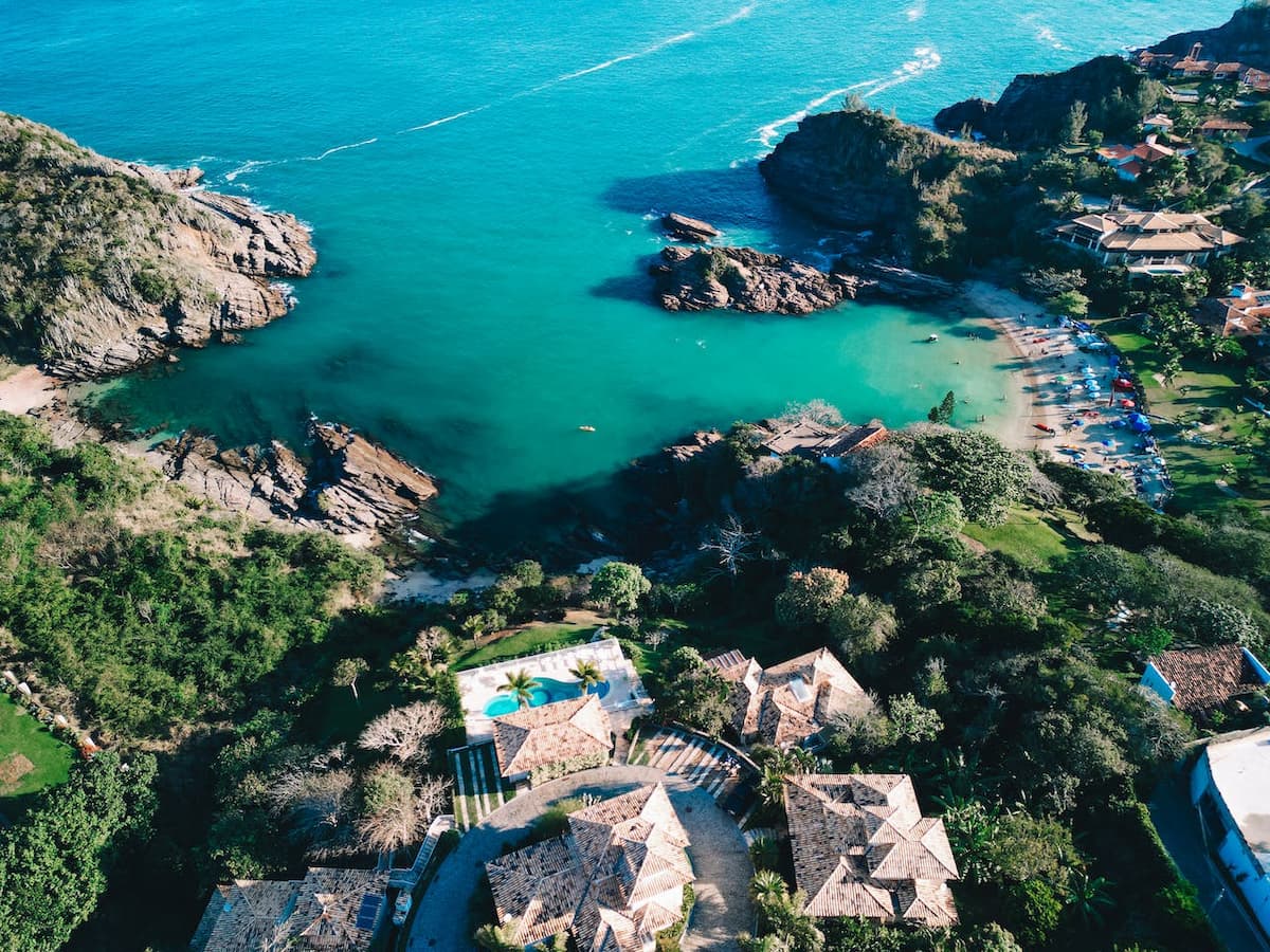 Imagem da praia e mar de Búzios