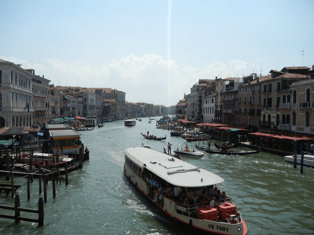 Imagem de um barco no canal de Veneza