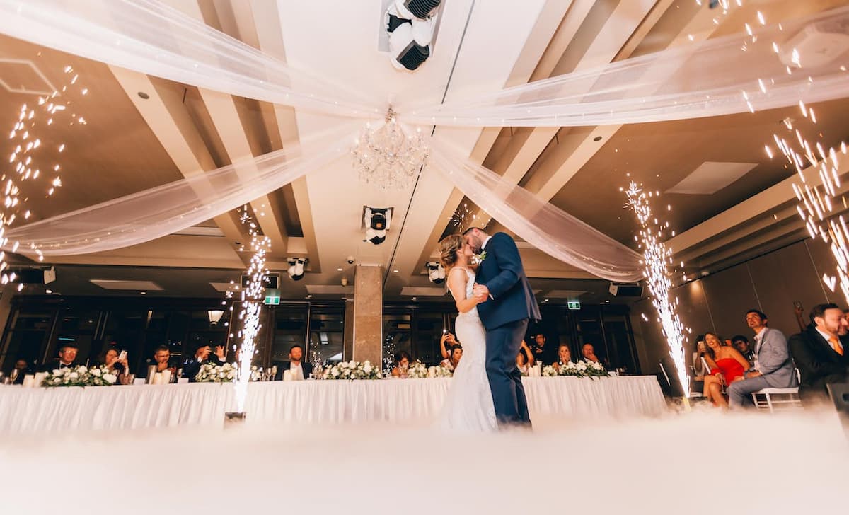 Imagem de uma festa de casamento com os noivos dançando