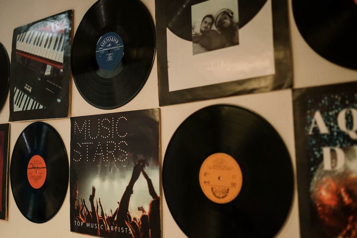 Imagem de discos de vinil na parede