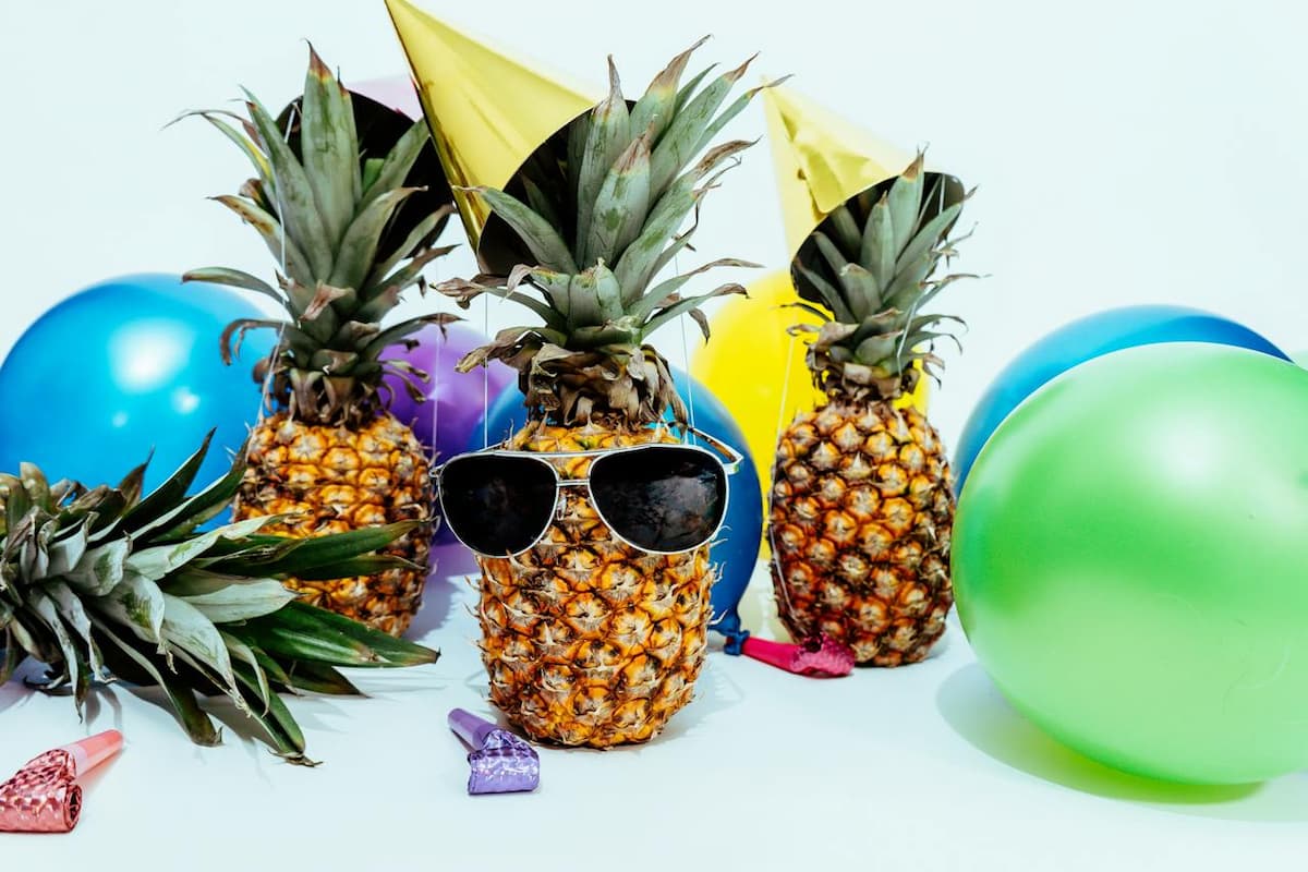 Imagem de abacaxis com itens de decoração de verão