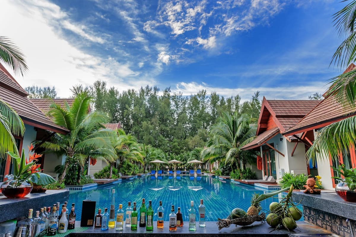 Imagem de uma festa na piscina em um dia de sol