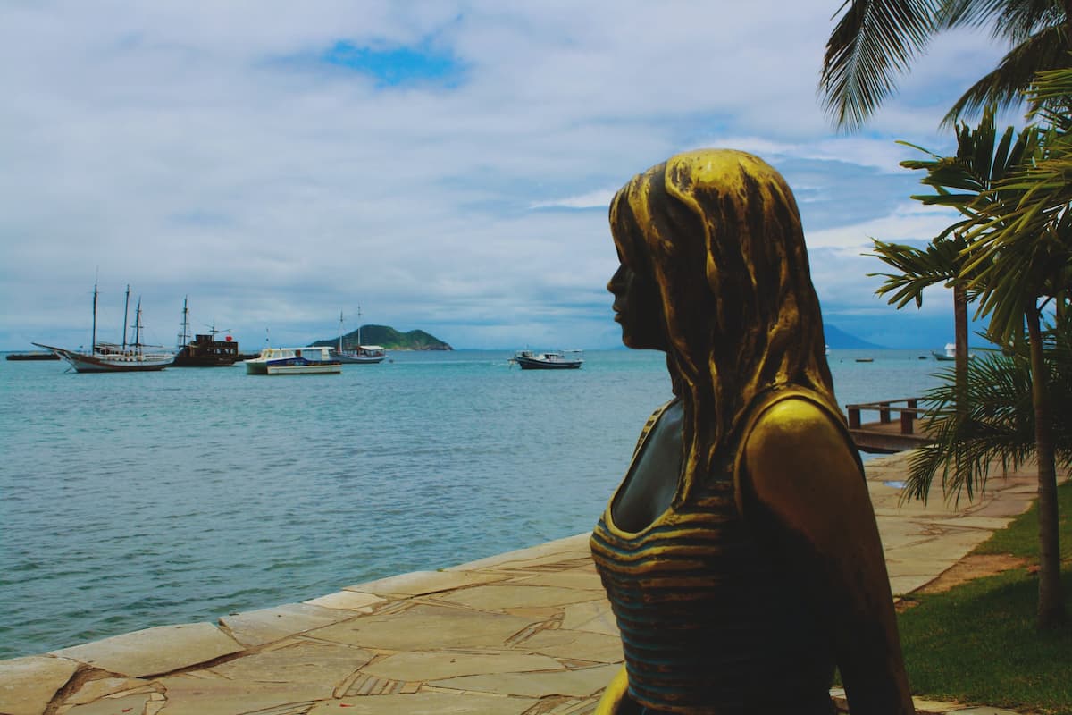 Imagem de uma estátua de uma mulher na praia