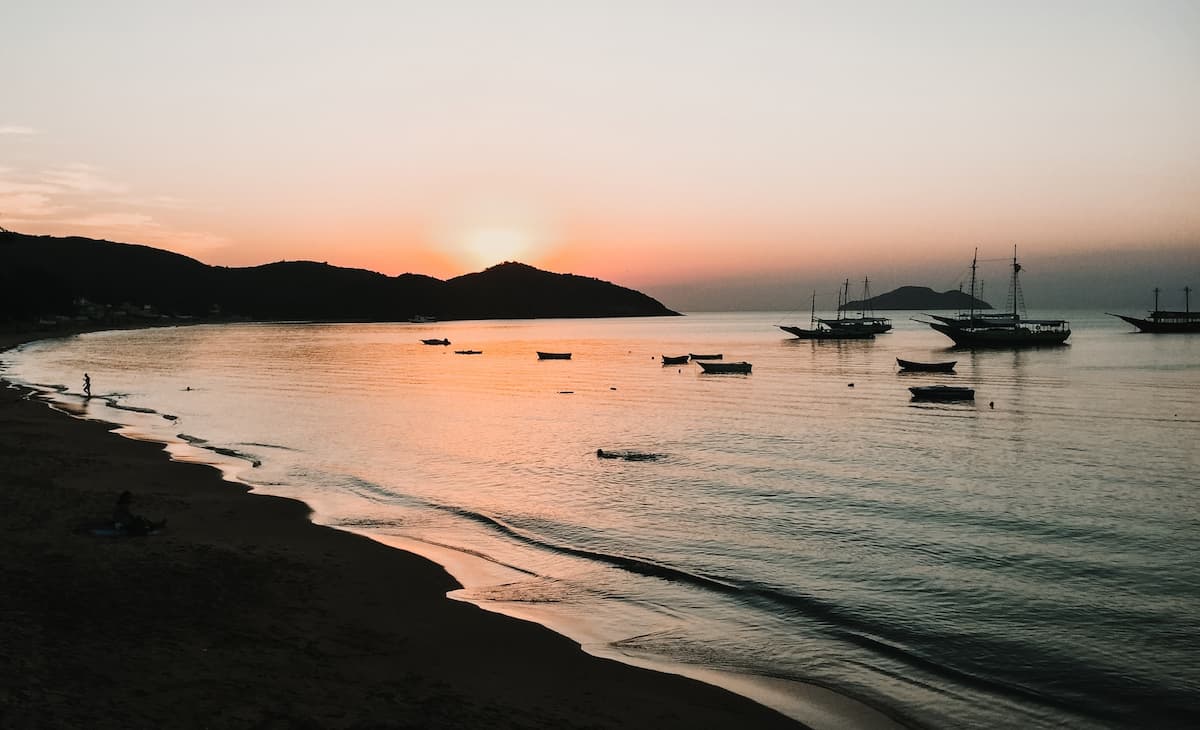 Imagem de uma paisagem de praia