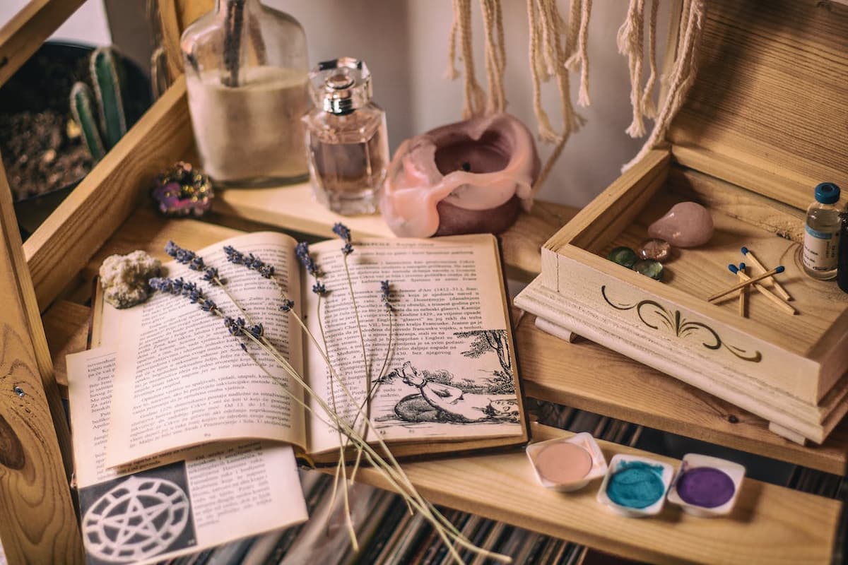 Caixa de decoração com livros e velas