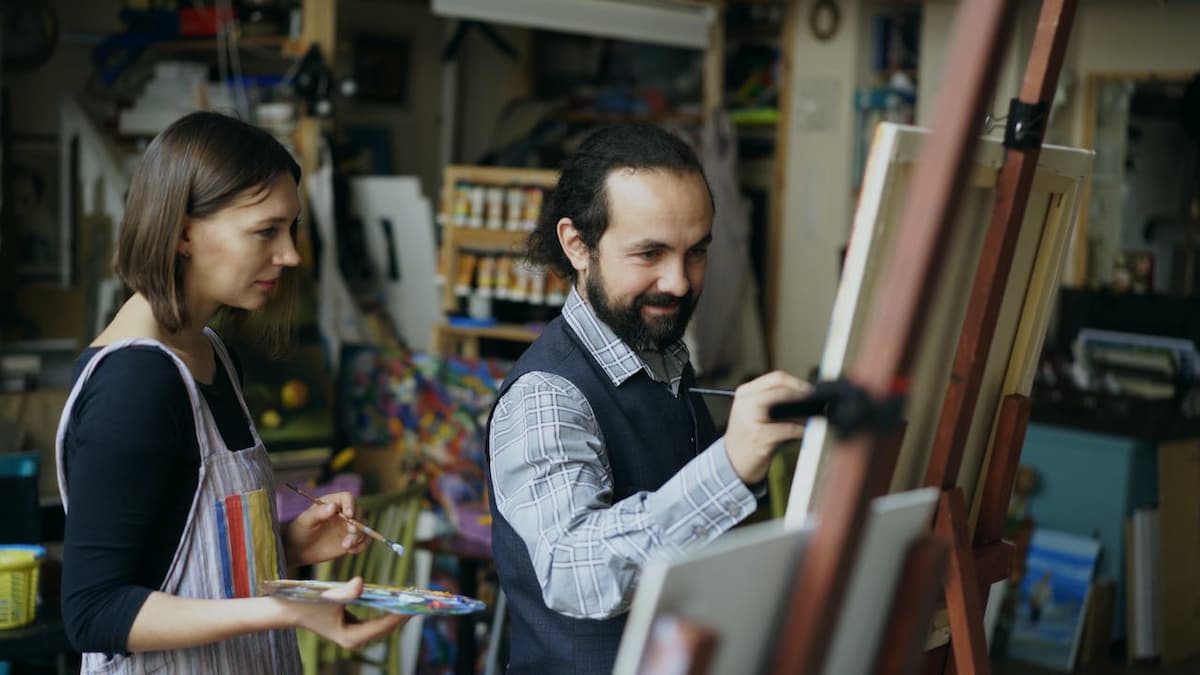 Aula de pintura com uma mulher e um homem na foto