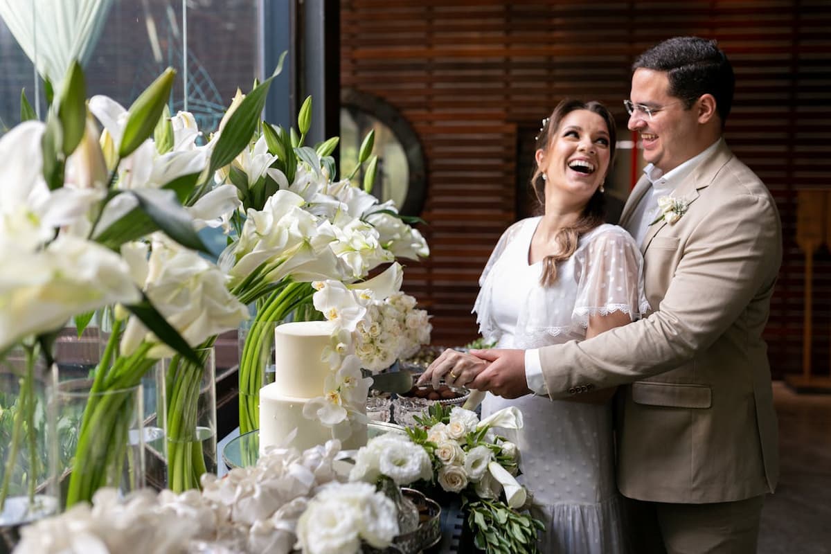 Imagem de um casal cortando o bolo do casamento