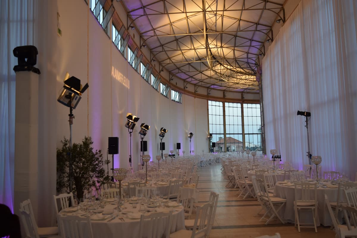Imagem de um salão de festa decorado para um casamento
