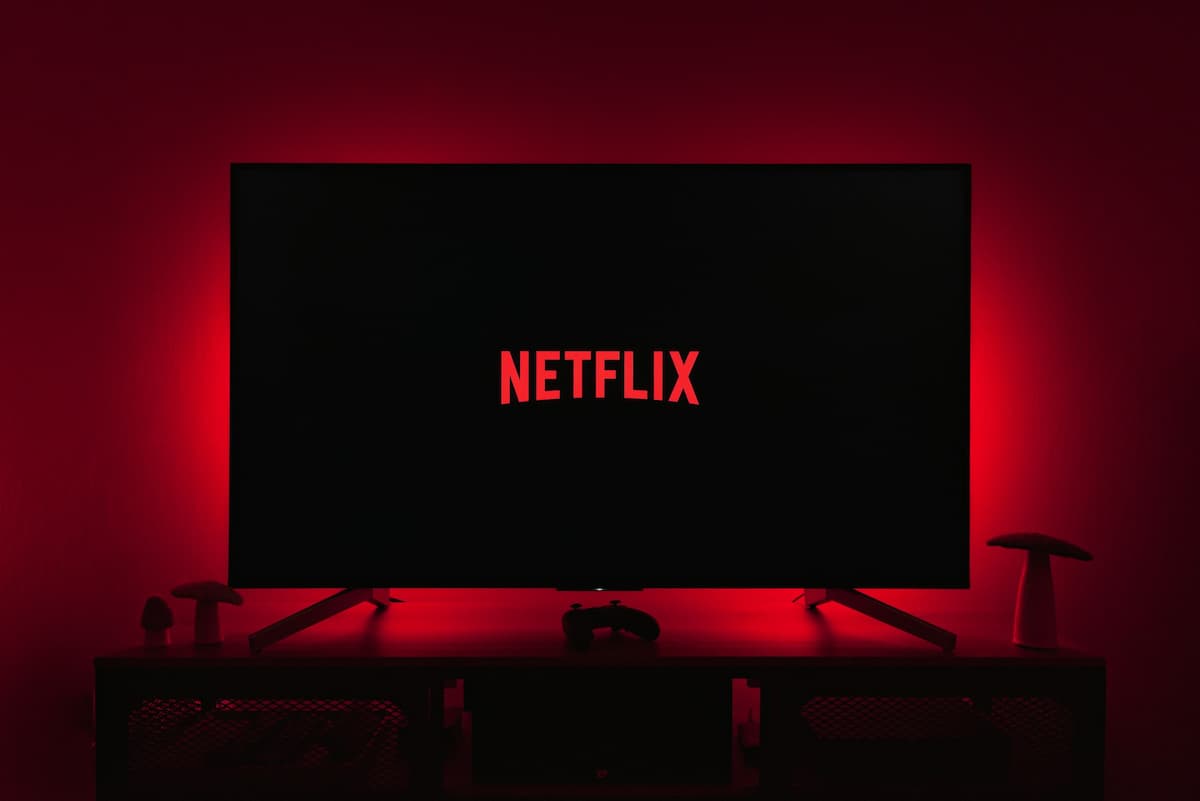 Imagem de uma televisão em um ambiente escuro