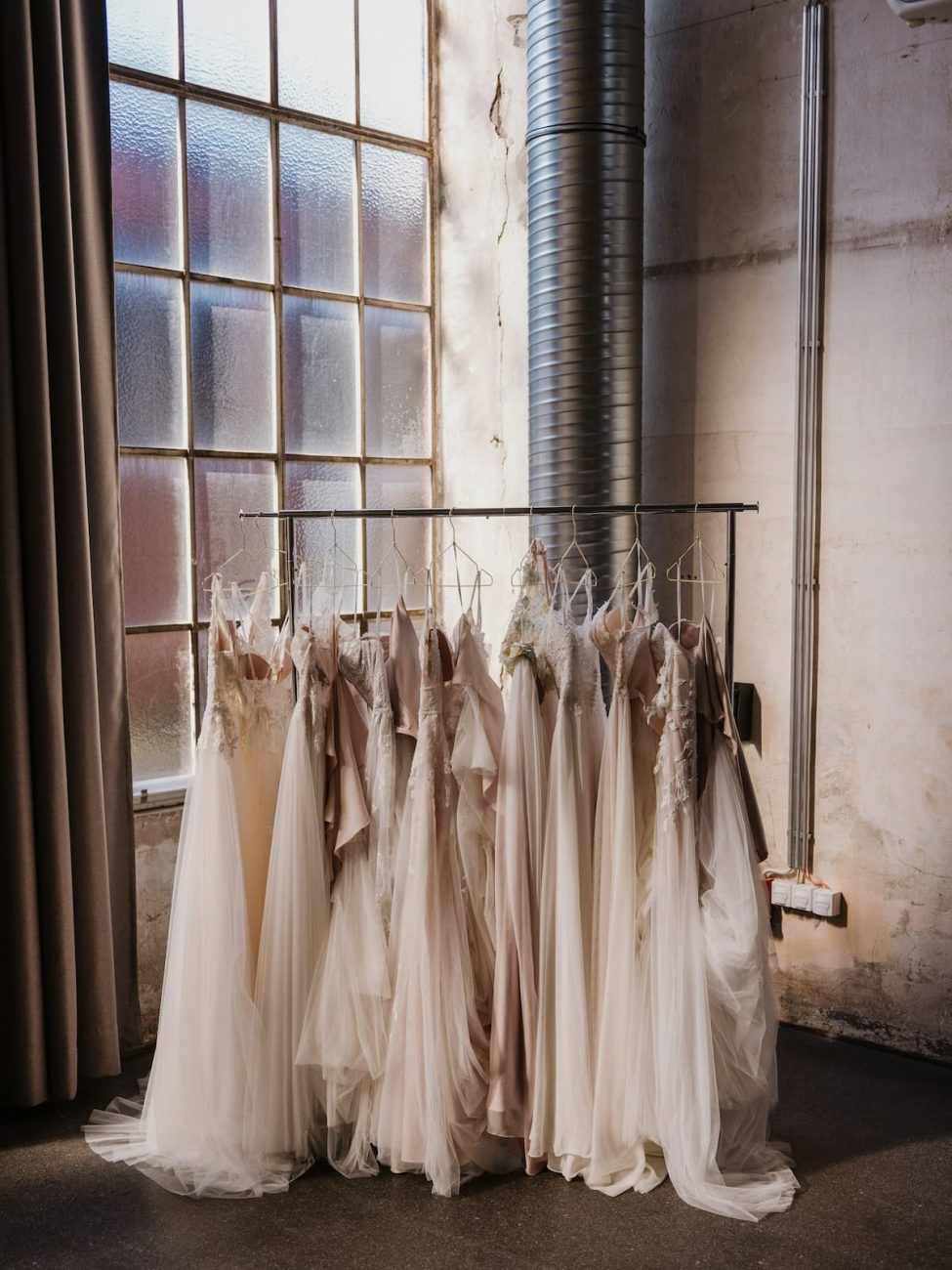Imagem de diversos vestidos de casamento pendurados 