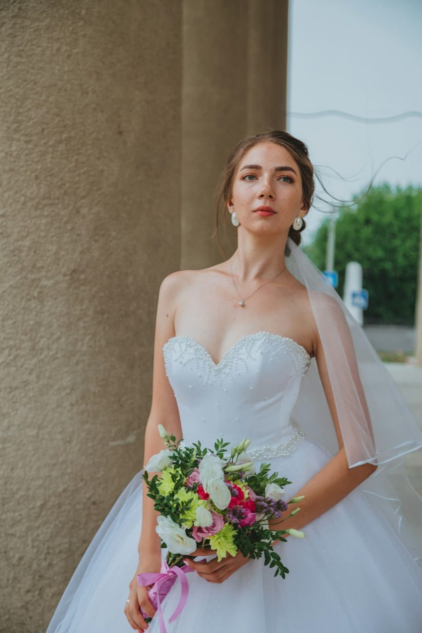 Imagem de uma mulher no vestido branco tomara-que-caia