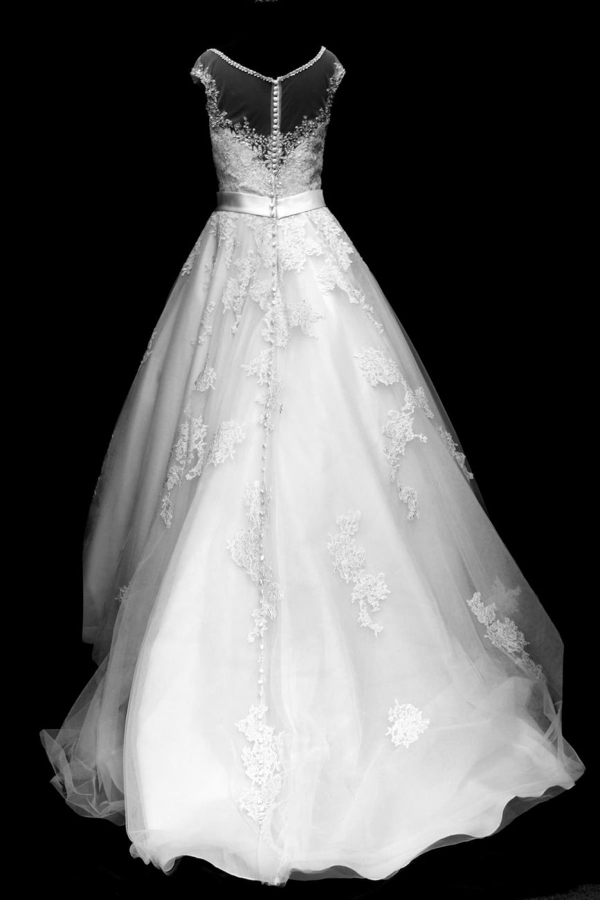 Imagem de um vestido preto com renda em um fundo preto