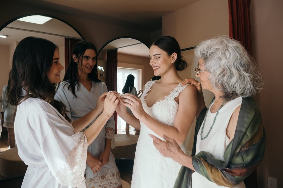 Imagem de uma noiva se arrumando com mais três mulheres