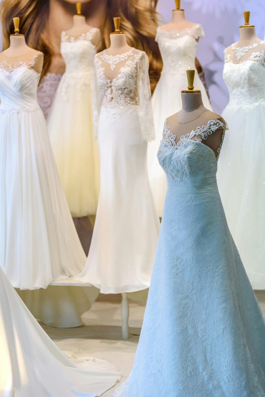 Vestidos de noiva expostos em manequins 