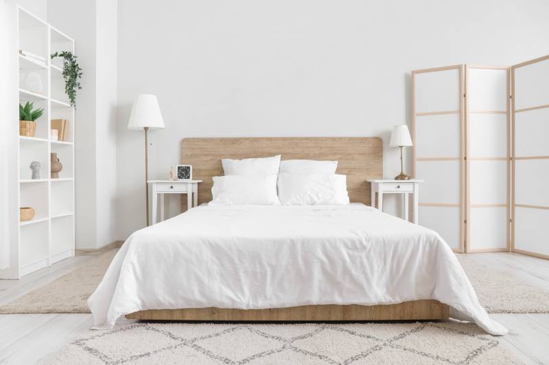 Quarto de casal com cama arrumada e decoração simples