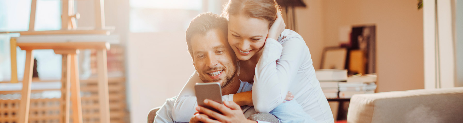 Como organizar um casamento casal olhando matéria|Como organizar um casamento casal olhando matéria|Como organizar um casamento casal conversando com assessora|Como organizar um casamento site de casamento iCasei|Como organizar um casamento convite para entrega|Como organizar um casamento casal olhando matéria no computador