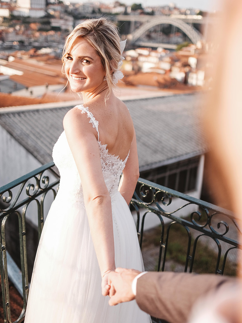 Casamento em Portugal noiva Natalie com vestido de alça com renda