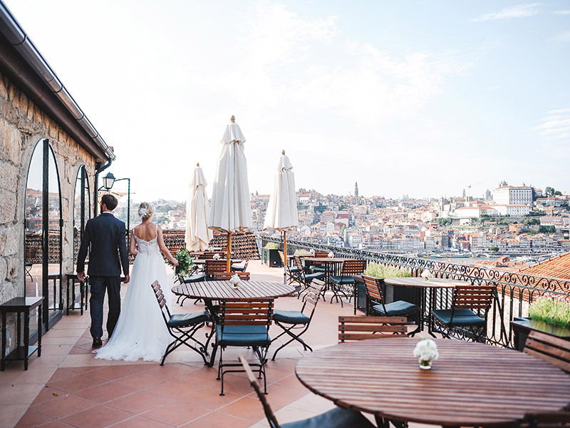 Casamento em Portugal noivos na varanda da festa
