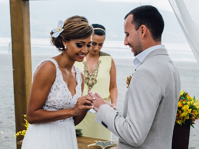 Casamento real Bruna e Filipe casal colocando as alianças