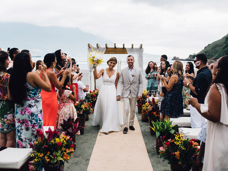 Casamento real saída do altar Bruna e Filipe na praia de São Sebastião