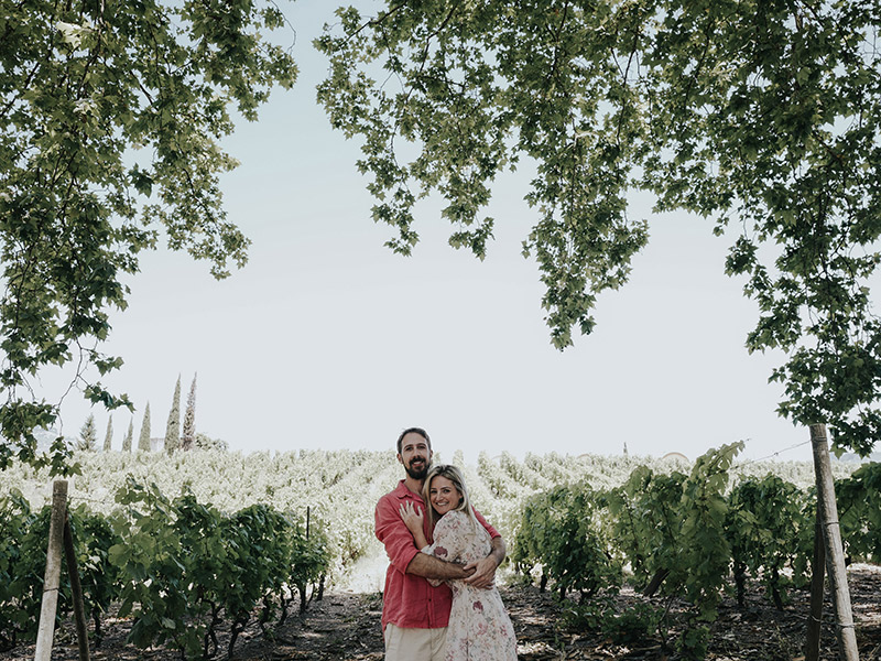 Casamento visita Natalie e João Paulo em frente a um vinhedo em Portugal