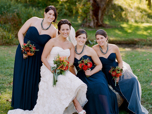 |noiva-e-demoiselles|Amigas mexem no véu da noiva para o início da cerimônia|demoiselle|Noiva e demoiselle posam para foto|Noiva com as amigas andando de mãos dadas|Noiva e amiga se abraçam||demoiselle