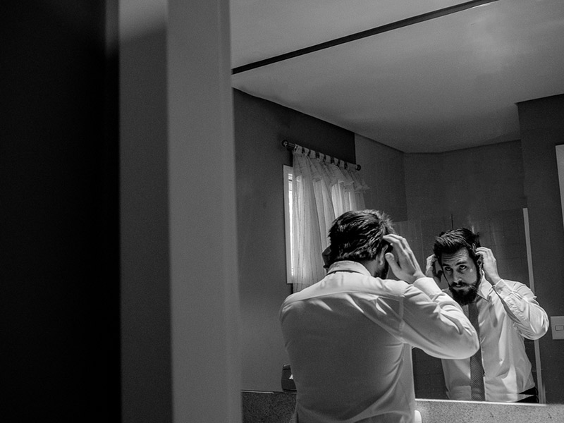 Mini Wedding Natasha noivo arrumando cabelo