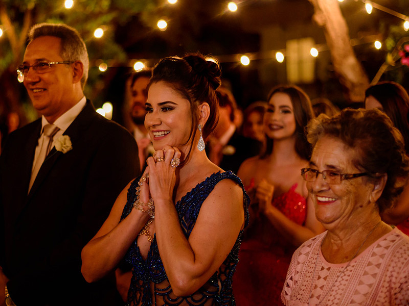 Mini Wedding familia da noiva olhando para altar