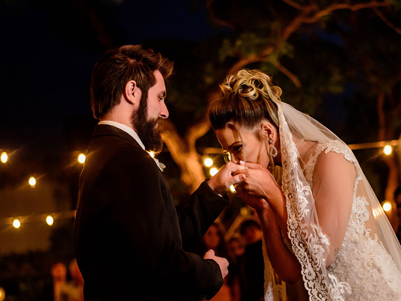 Mini Wedding noiva beijando a mão do noivo