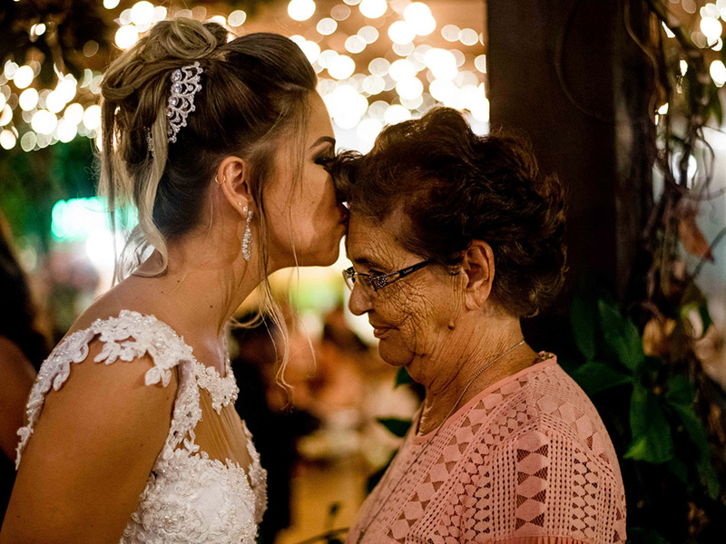 Mini Wedding noiva beijando avó na testa