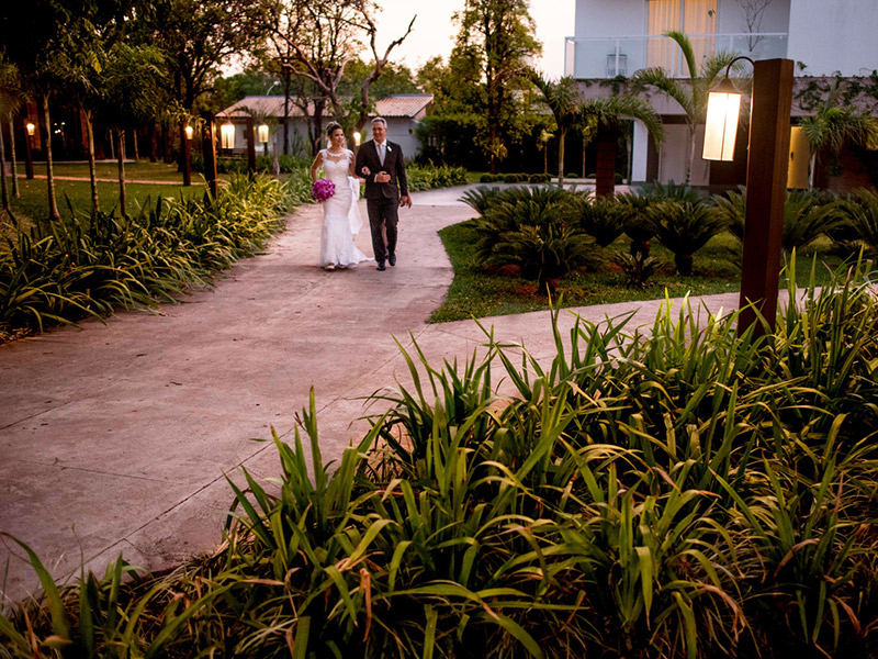 Mini Wedding noiva indo para a cerimônia com o pai