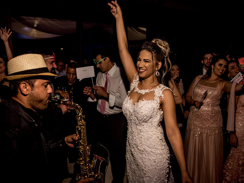 Mini Wedding noiva na festa dançando