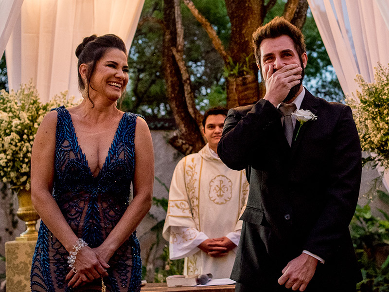 Mini Wedding noivo chorando ao ver a noiva entrando